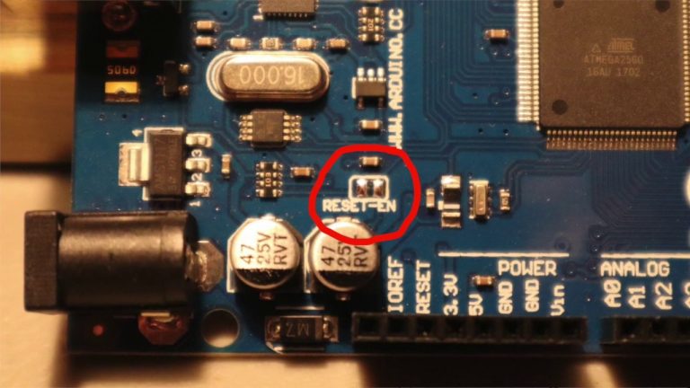Pourquoi Arduino se réinitialise-t-il automatiquement ? Voici quoi faire